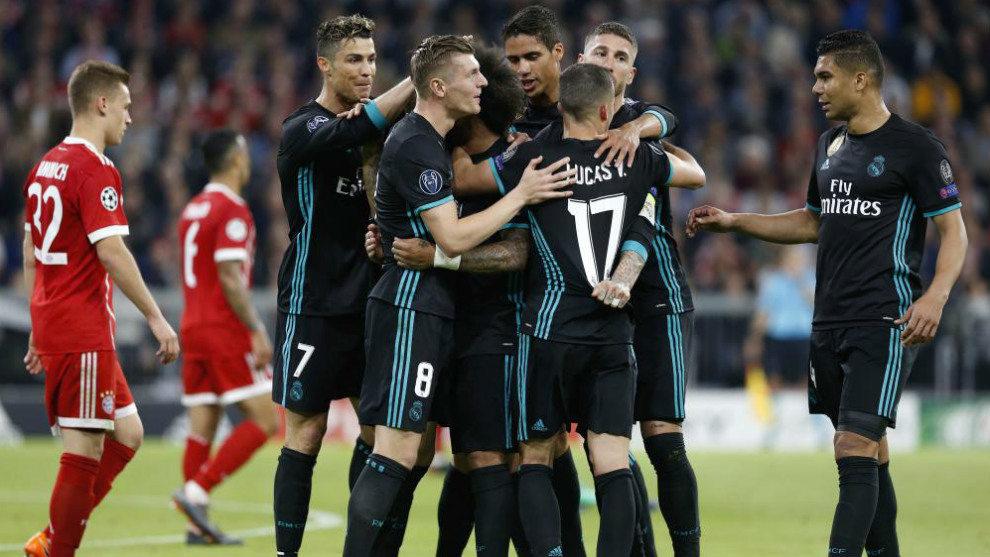 Jugadores del Real Madrid se felicitan tras marcar uno de los goles al...