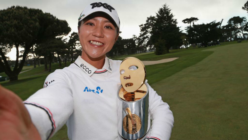 Lydia Ko se hace un &apos;selfie&apos; con el trofeo.