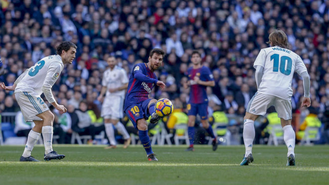 Messi toca la pelota en el ltimo Clsico jugado en el Bernabu.
