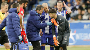 Sivera, atendido tras lesionarse contra el Atltico de Madrid.