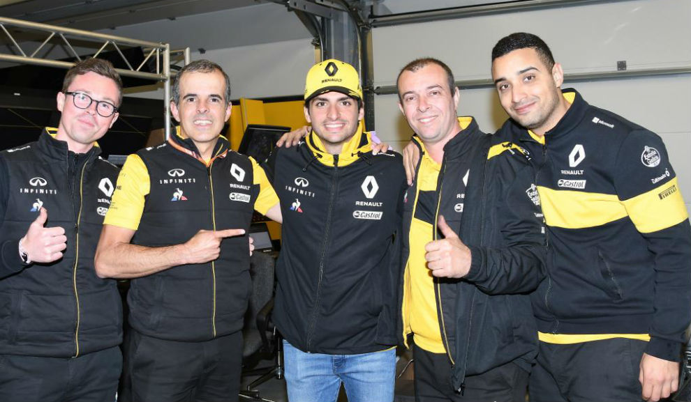 Sainz, con sus ingenieros y mecnicos al terminar la carrera de Bak