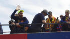 Messi saluda a la aficin azulgrana durante la ra de este lunes.