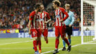 Koke, Sal y Griezmann celebran uno de los goles en la Europa League.