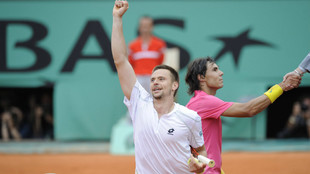 Robin Soderling celebra su triunfo sobre Rafael Nadal en Roland Garros...