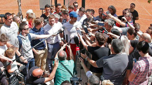 Novak Djokovic atiende a los medios tras un entrenamiento en Belgrado.