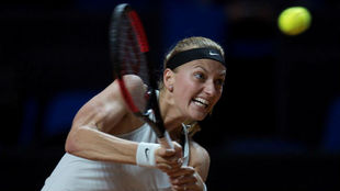 La tenista checa Petra Kvitova devuelve la bola durante un partido