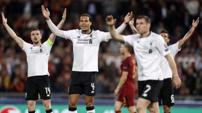 Jugadores del Liverpool protestan durante el partido de Roma.