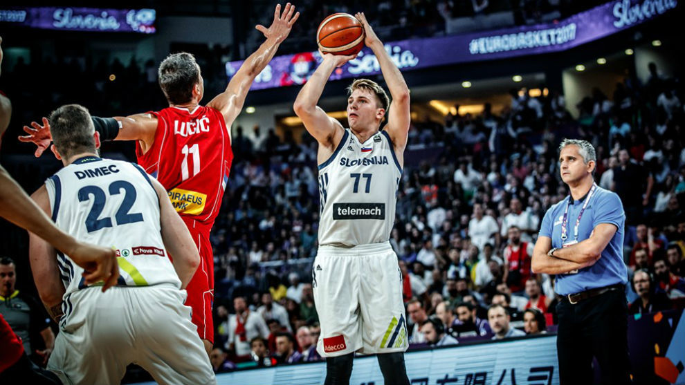 Luka Doncic lanza a canasta en la final del EuroBasket ante la mirada...