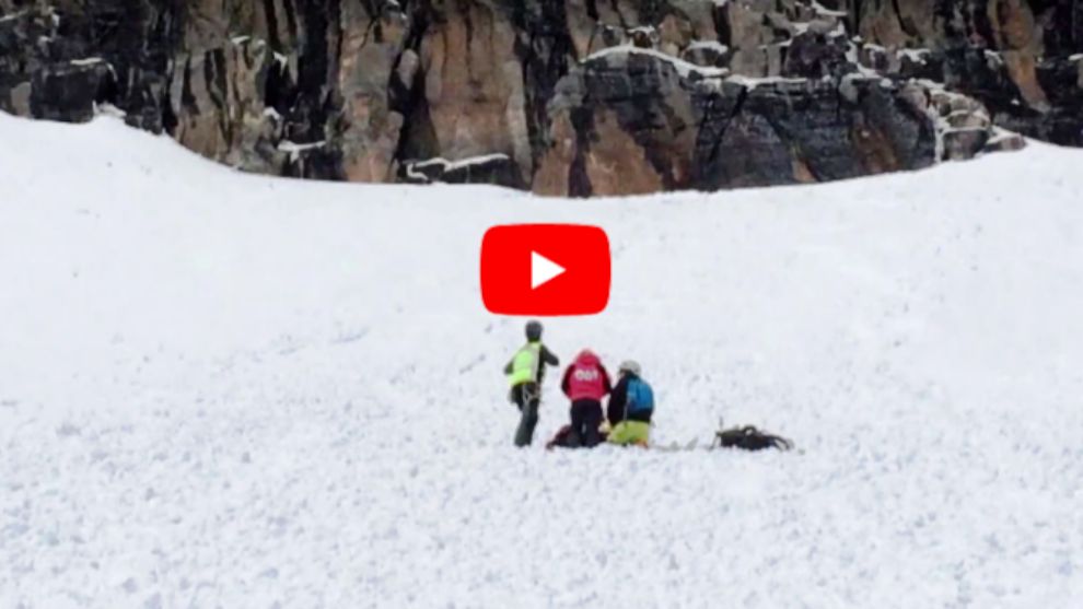 Momento del rescate de ambos esquiadores en Punta Suelza