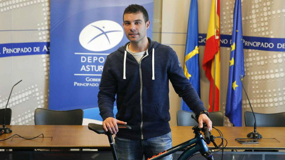 El deportista Juan Menndez Granados posando con su bicicleta