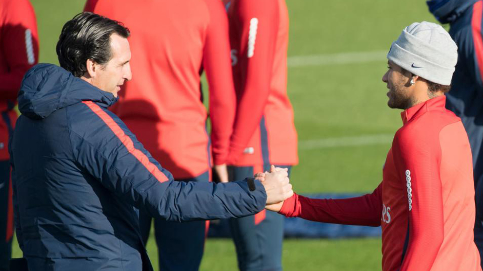 Emery saluda a Neymar en un entrenamiento