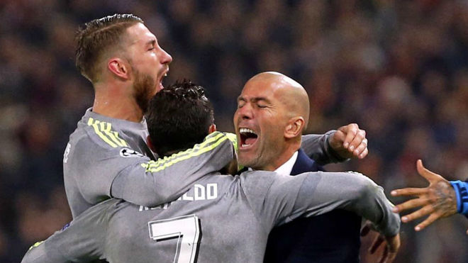 Ramos y Cristiano abrazan a Zidane en Roma