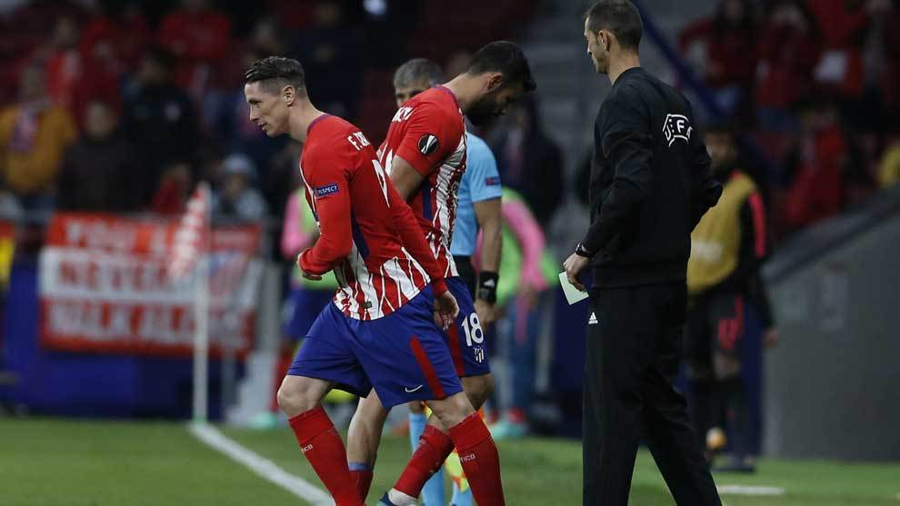 Torres entra al csped en lugar de Diego Costa.