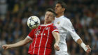 Varane pugna con Lewandowski durante el reciente Madrid-Bayern.
