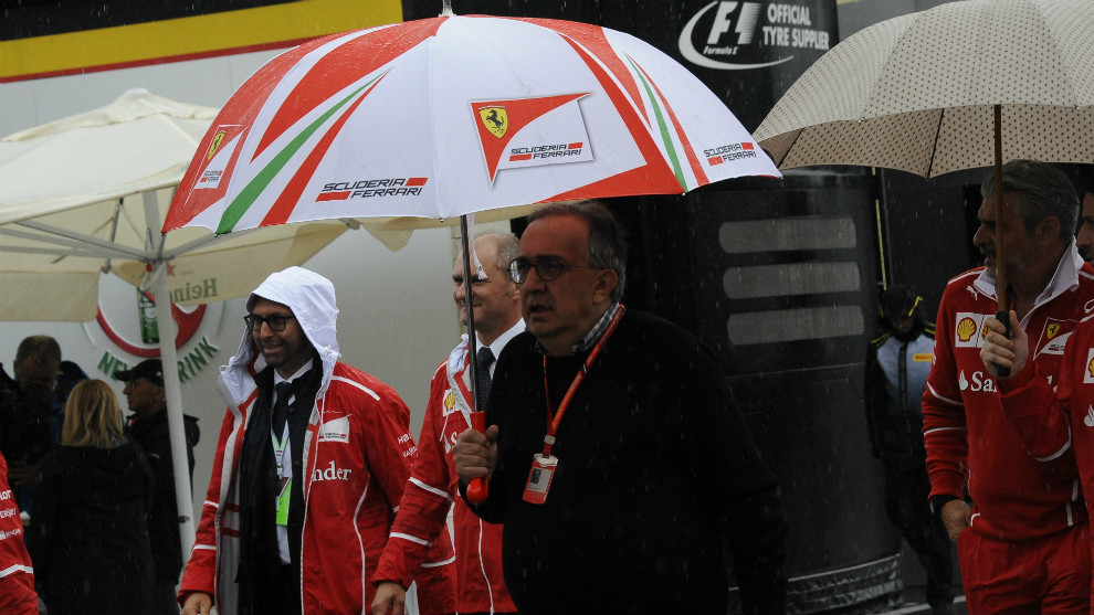 Sergio Marchionne, presidente de Ferrari, junto a varios miembros de...