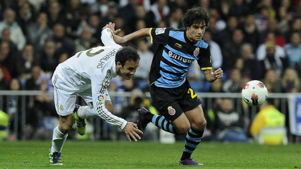 Coutinho pugna con Carvalho en el Madrid-Espanyol de 2012.