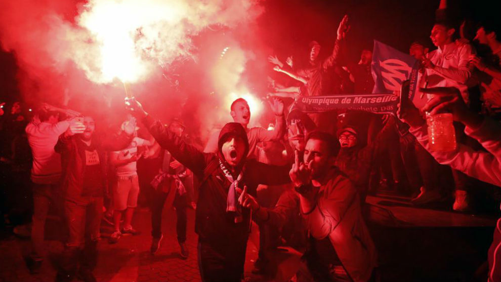 Aficionados del Marsella celebran el pase a la final de Lyon.