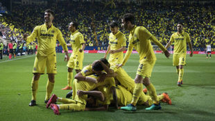 Los jugadores del Villarreal celebran la victoria.