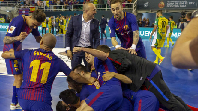 Los jugadores del Barcelona Lassa celebran la victoria.