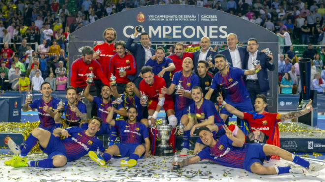 Los jugadores y tcnicos del Barcelona celebran el ttulo.