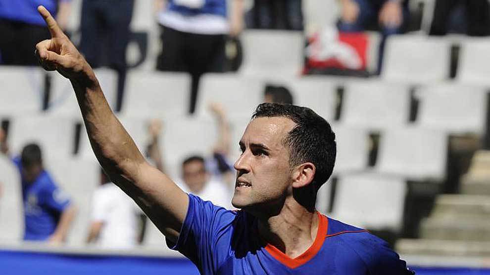 Linares celebra con rabia su primer gol al Lorca