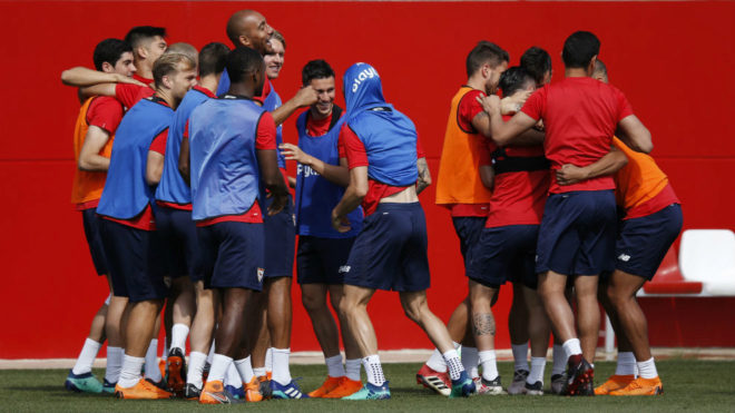 Risas en el entrenamiento del Sevilla.