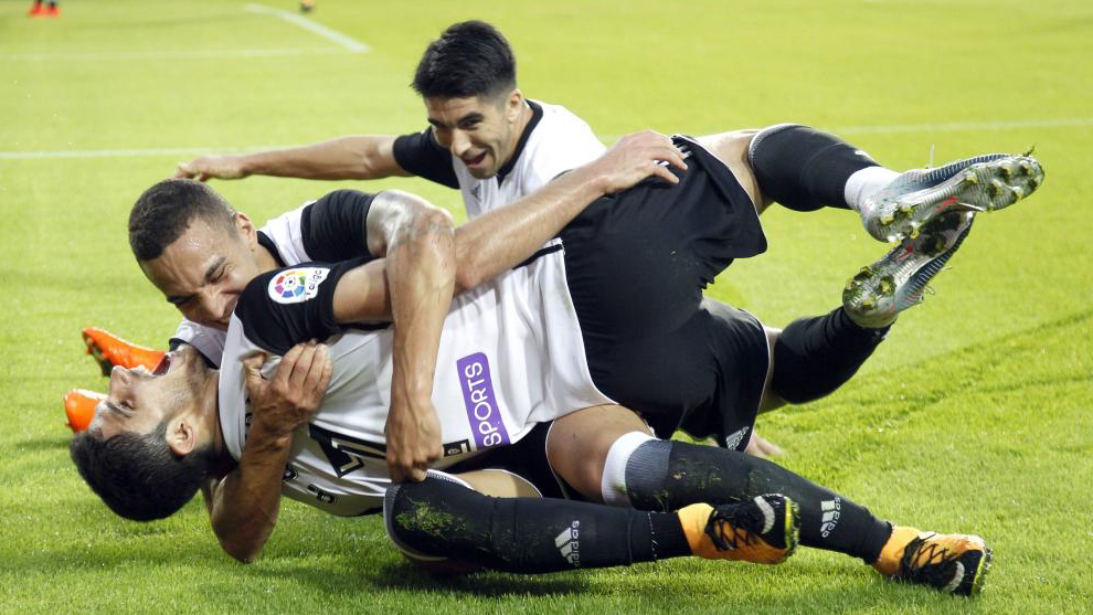Guedes, abrazado por Rodrigo, ante Carlos Soler.