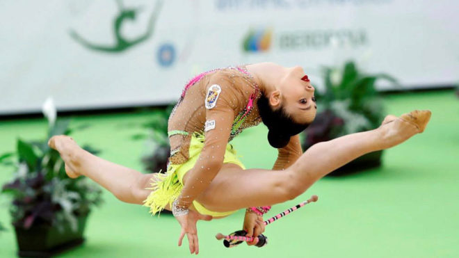 Polina Berezina, con las mazas en la Copa del Mundo de Gimnasia...