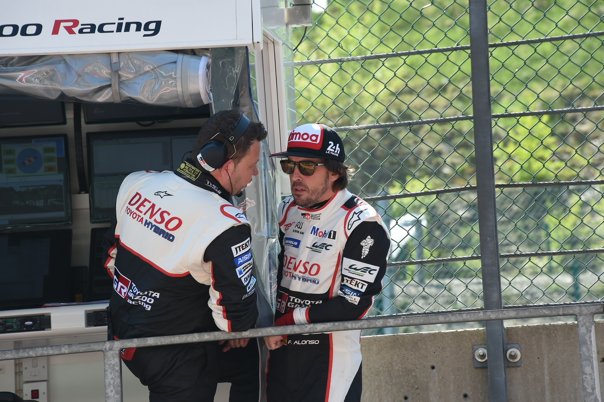 El ingeniero de Toyota doble de Chicote charlando con Fernando Alonso...