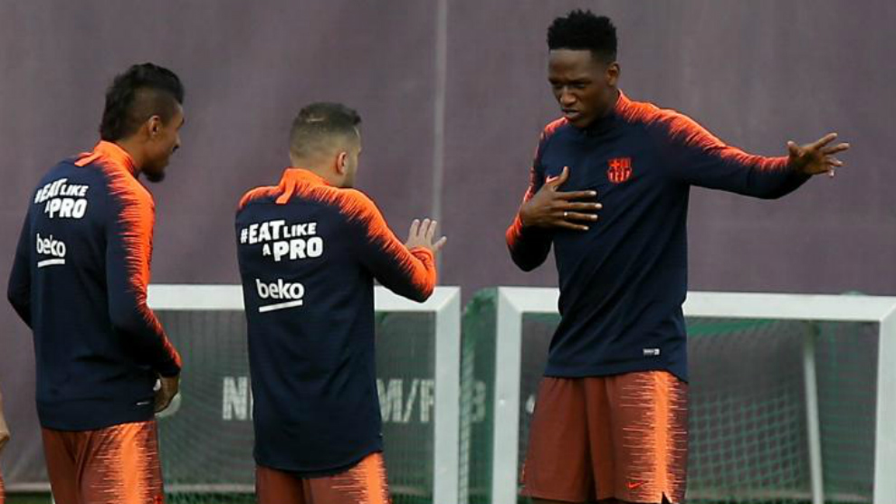 Yerry Mina gesticula en un entrenamiento con Paulinho y Jordi Alba.