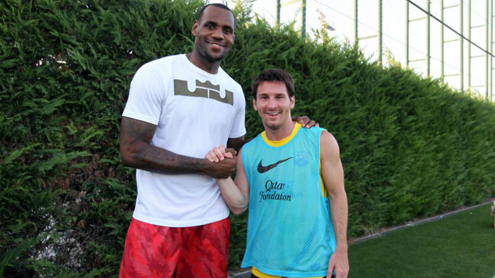 LeBron James junto a Messi durante una visita de la estrella de los...