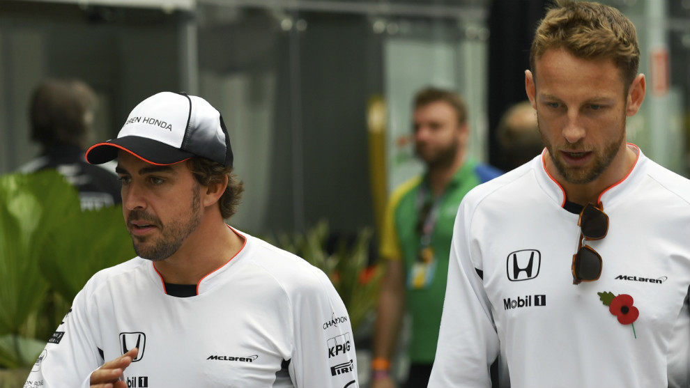 Alonso y Button, cuando eran compaeros en McLaren, en una imagen de...