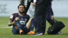 Los mdicos del PSG atienden a Dani Alves tras caer lesionado.