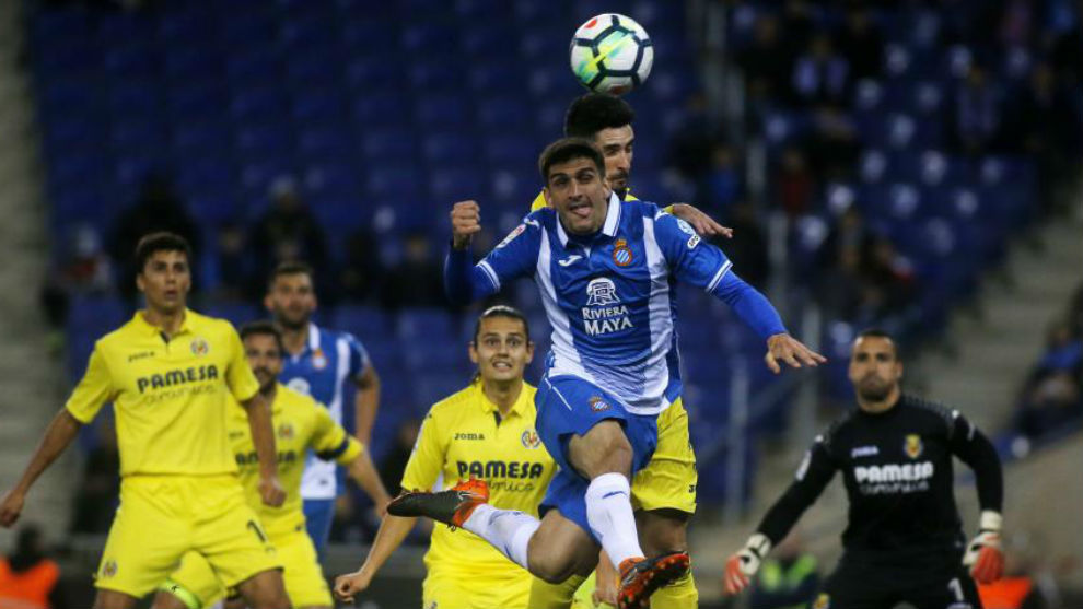 Gerard Moreno remata un baln en el encuentro contra el Villarreal