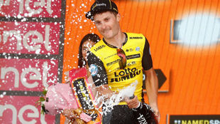 Battaglin celebrando en el podio su triunfo de etapa.