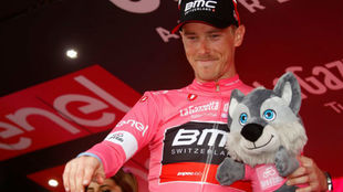 Rohan Dennis en el podio como lder del Giro.