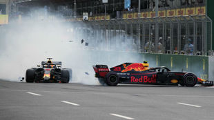 Ricciardo y Verstappen, tras su toque en Bak.