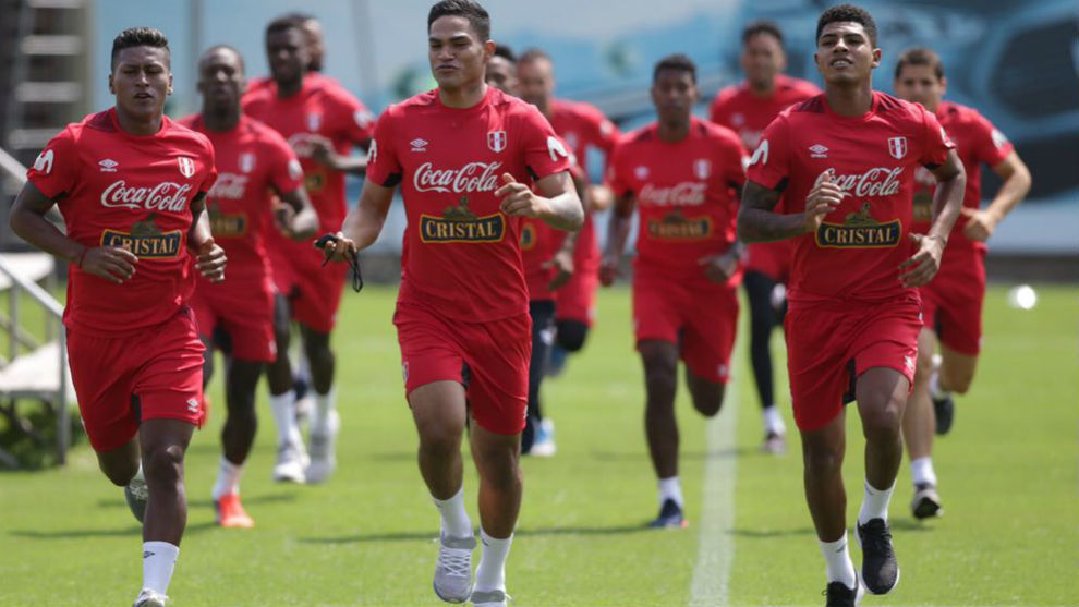 Los jugadores peruano corren durante el primer da de trabajo.