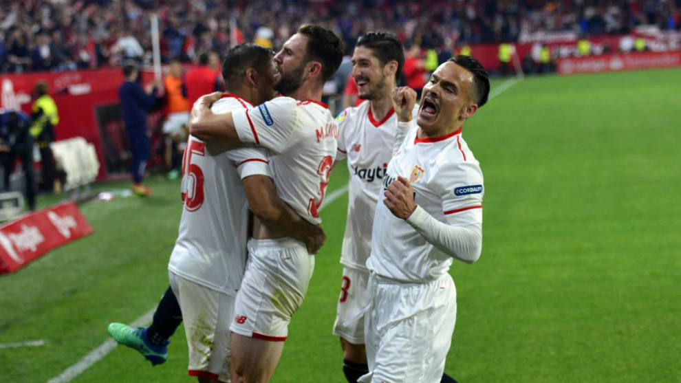 Los jugadores del Sevilla celebran uno de sus goles.