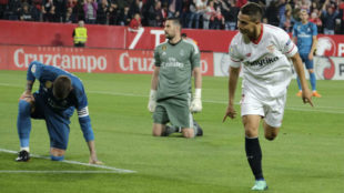Ben Yedder celebra su gol ante Ramos y Kiko Casilla