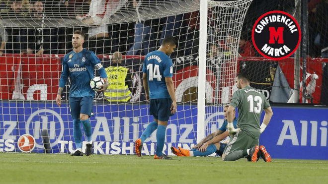 Los jugadores del Madrid, tras un gol del Sevilla.