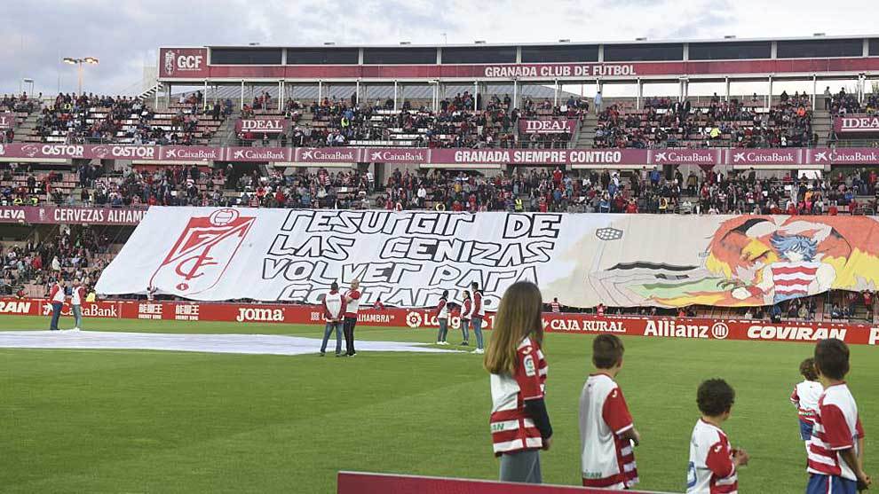 La aficin del Granada despleg una gran pancarta antes del partido...