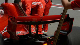Vista de los escapes de Ferrari de este ao. Los dos pequeos miran...