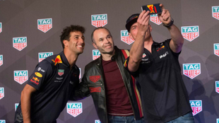 Andrs Iniesta, junto a Daniel Ricciardo y Max Verstappen.