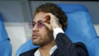 Neymar se ajusta las gafas de sol sentado en un banquillo.