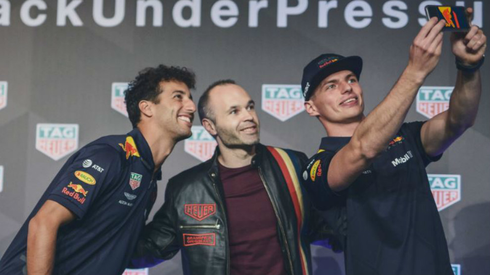 Daniel Ricciardo y Andrs posan en el selfie de Max Verstappen