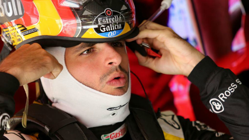 Carlos Sainz se coloca el casco antes de salir a una de las sesiones...