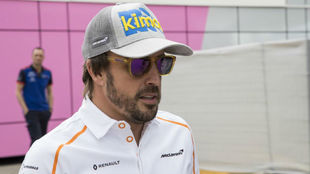 Alonso, en el 'paddock' del Circuit de Barcelona