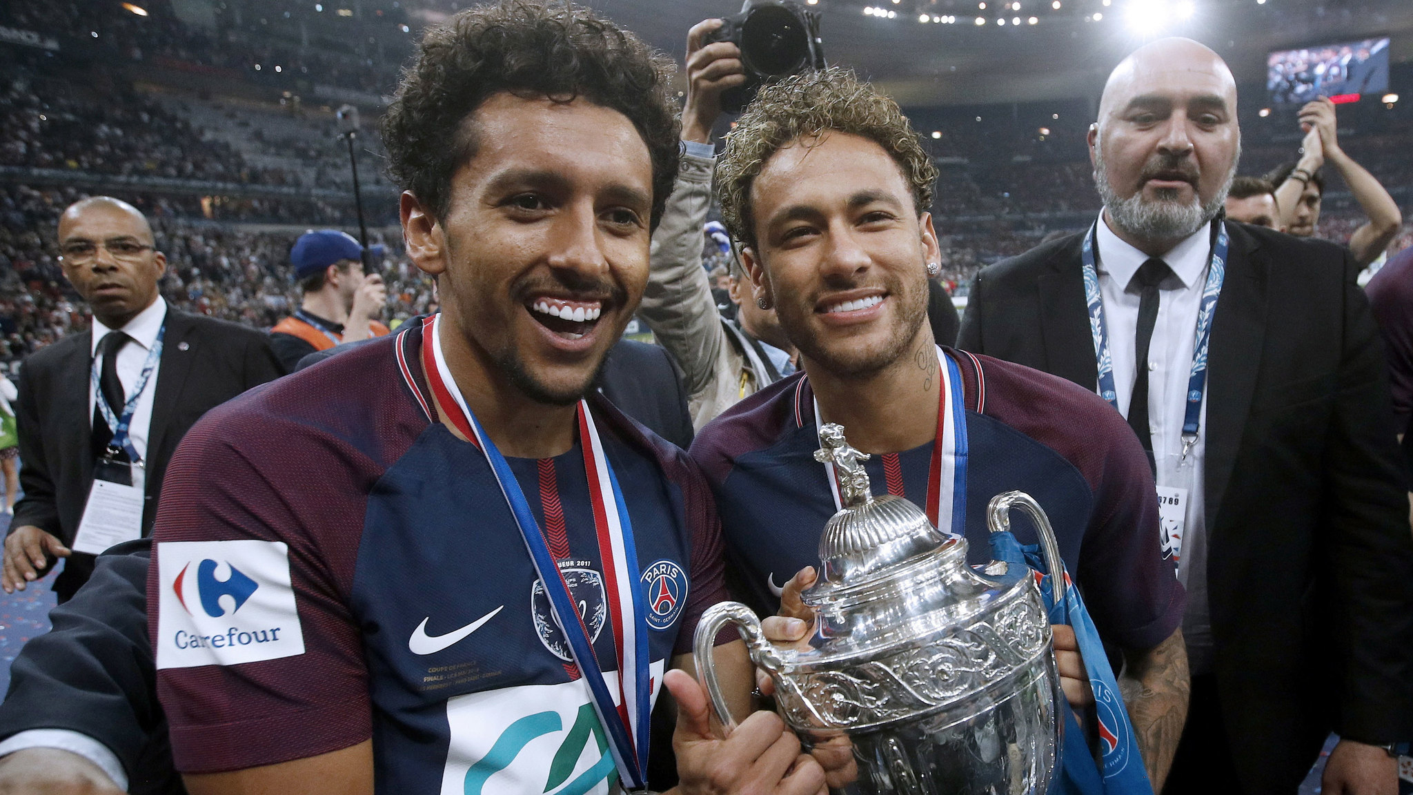 Neymar Jr (d) y Marquinhos (i) de Pars Saint Germain celebran con el...