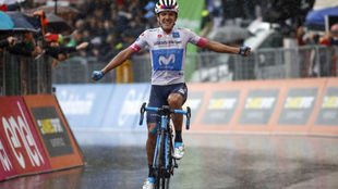 Carapaz celebrando el triunfo de etapa en el Giro.
